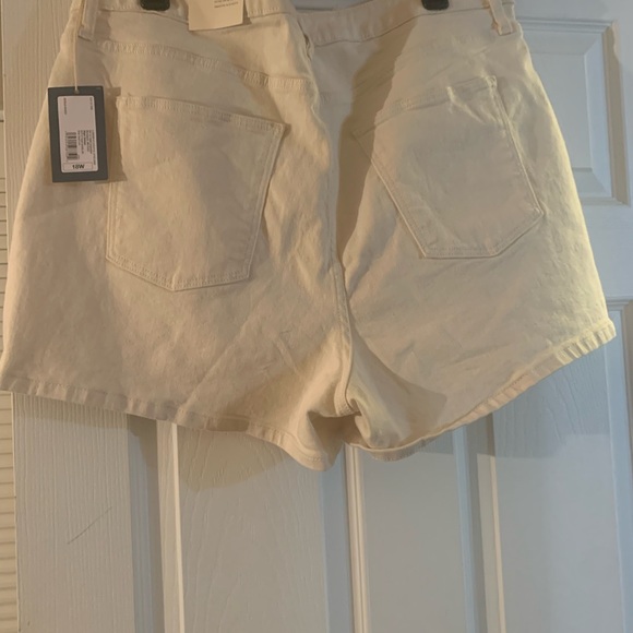 Universal Thread Beige Shorts, Size 18W NWT Never Worn. - Picture 2 of 5